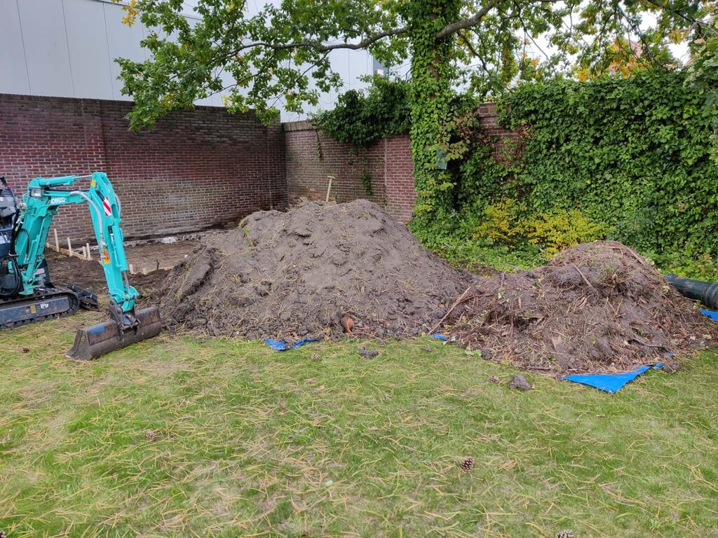 Grondwerk buitengym in tuin Grondwerk buitengym in tuin
