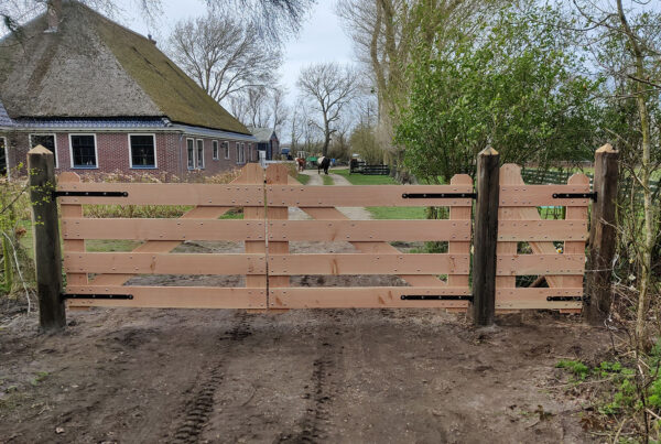 Douglas hekwerk bij boerderij