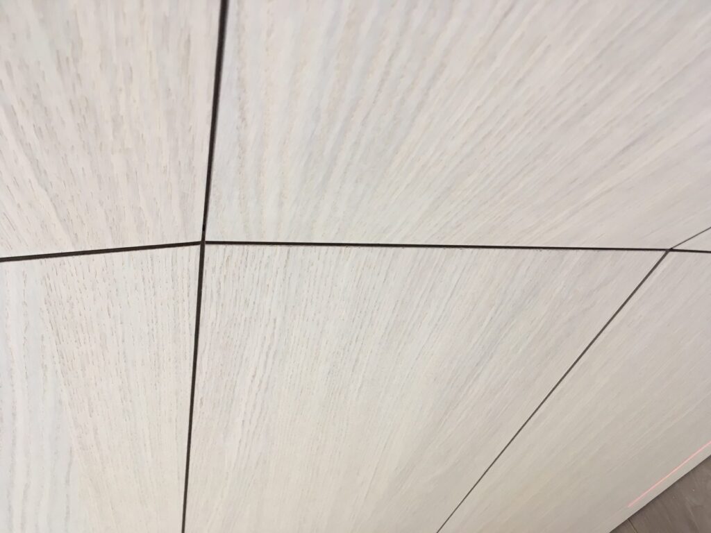 Koepel bekleed met hout Koepel maatwerk bekleed met hout closeup