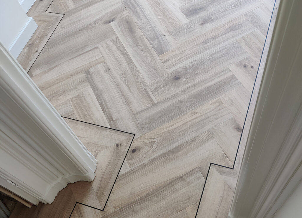 Visgraat vloer maatwerk door SB Houtwerk