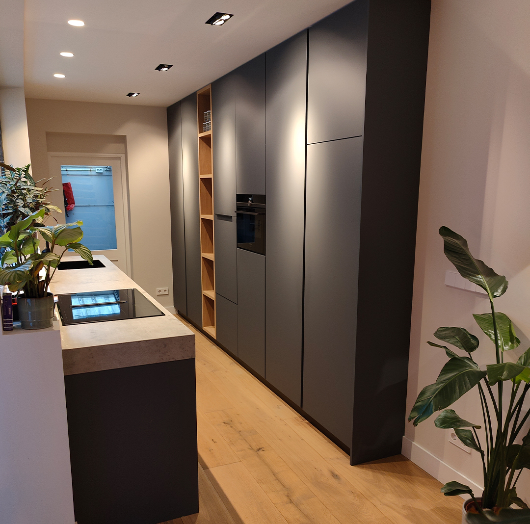 Moderne zwarte keuken door SB Houtwerk