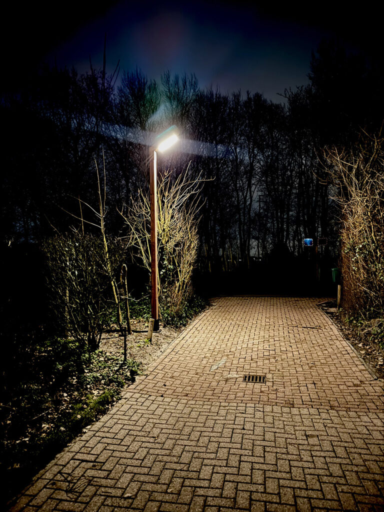 Houten lantaarnpaal Houten lantaarnpaal in nacht