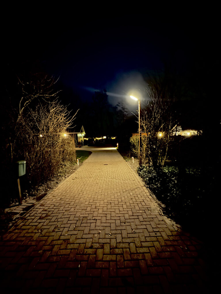 Houten lantaarnpaal Houten lantaarnpaal in nacht