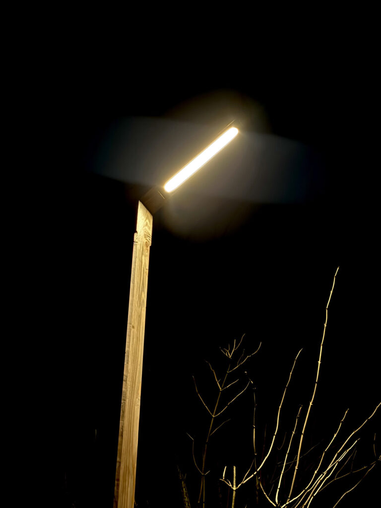 Houten lantaarnpaal Houten lantaarnpaal in nacht