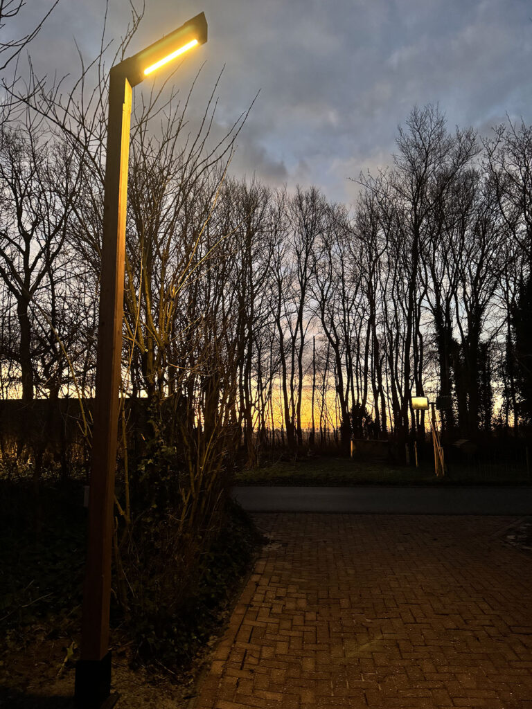 Houten lantaarnpaal Houten lantaarnpaal in donker