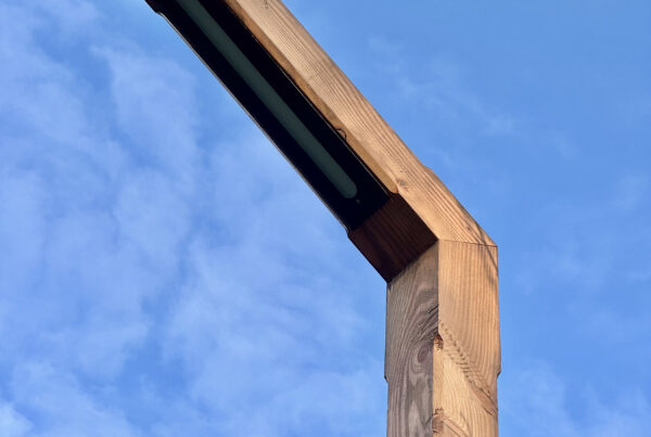 Houten lantaarnpaal met blauwe lucht