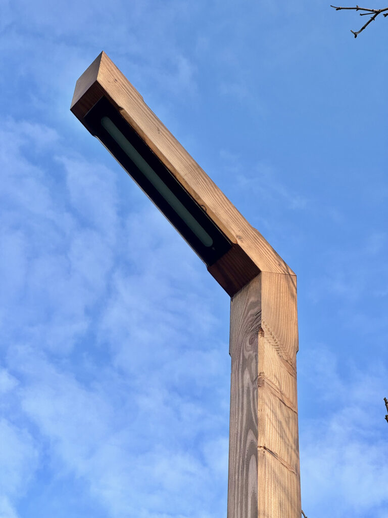 Houten lantaarnpaal Houten lantaarnpaal met blauwe lucht