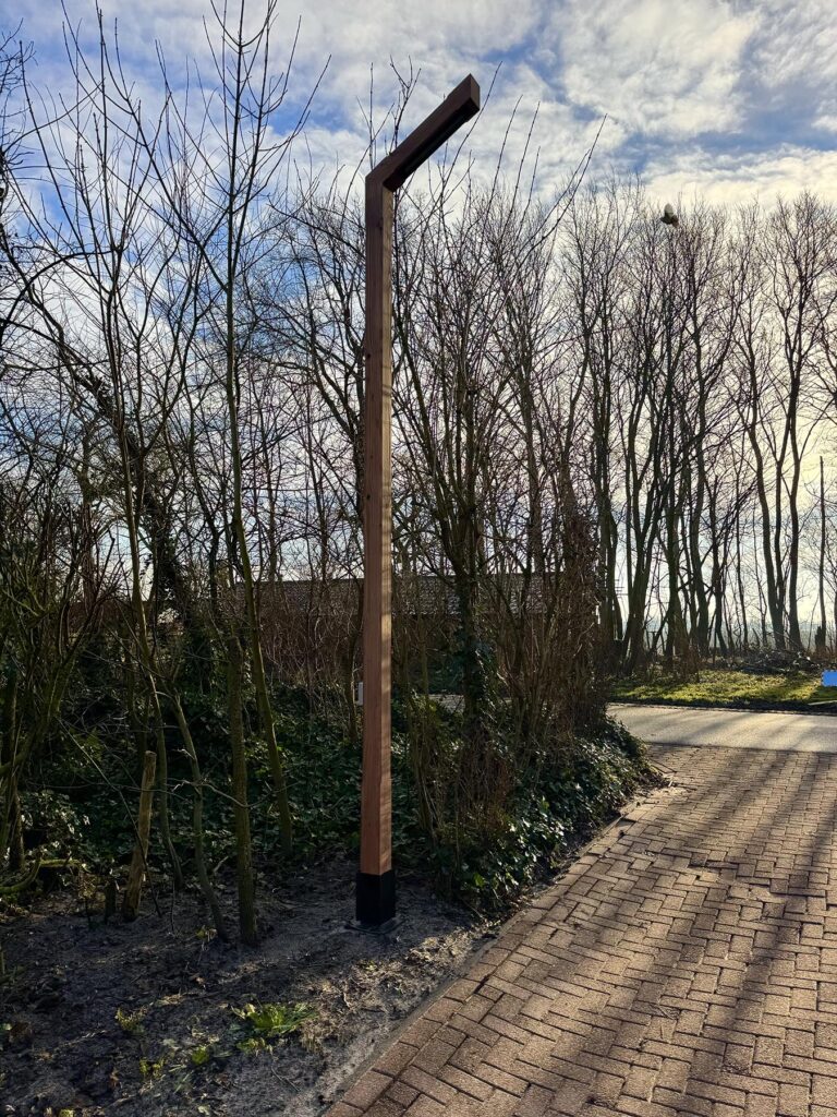 Houten lantaarnpaal Houten lantaarnpaal in tuin